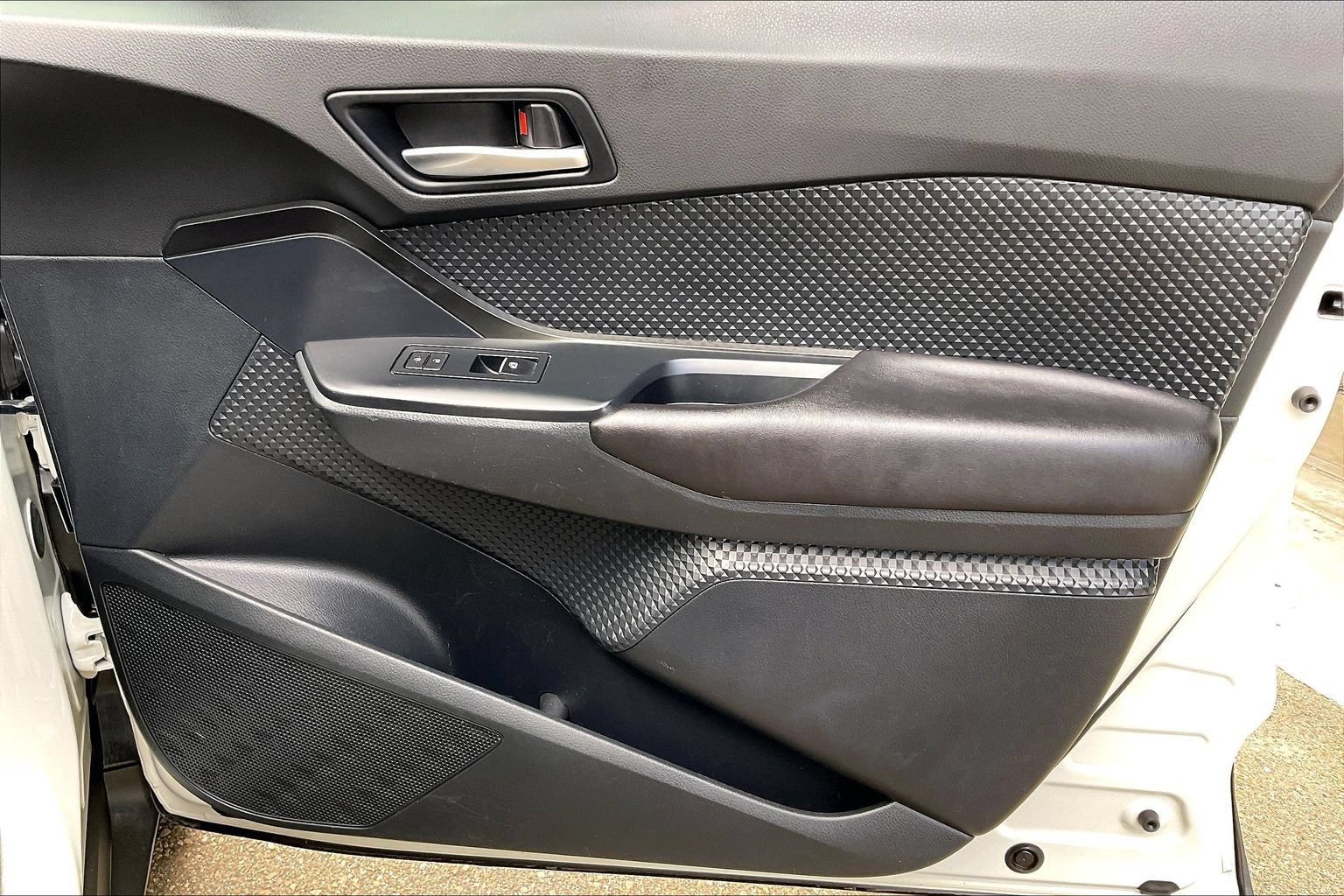 Used 2018 Toyota C-HR XLE FWD image 24
