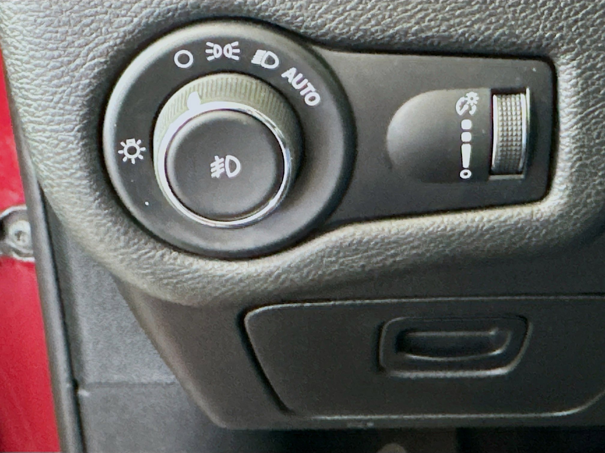 Used 2019 Jeep Cherokee Latitude w/ Popular Appearance Group FWD image 17