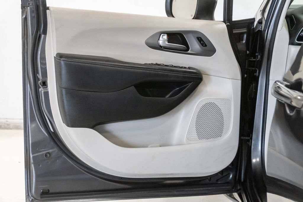 Used 2023 Chrysler Pacifica Touring-L FWD image 8