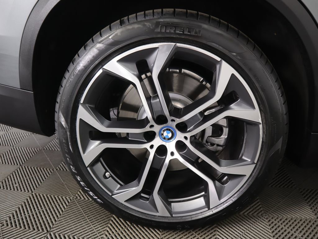 Used 2025 BMW X5 xDrive50e w/ Parking Assistance Package AWD/4WD image 33