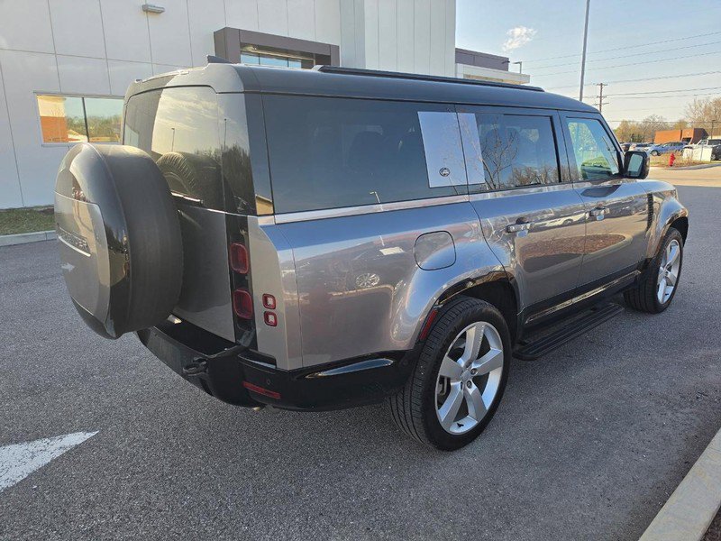 Used 2024 Land Rover Defender 130 X-Dynamic SE image 3
