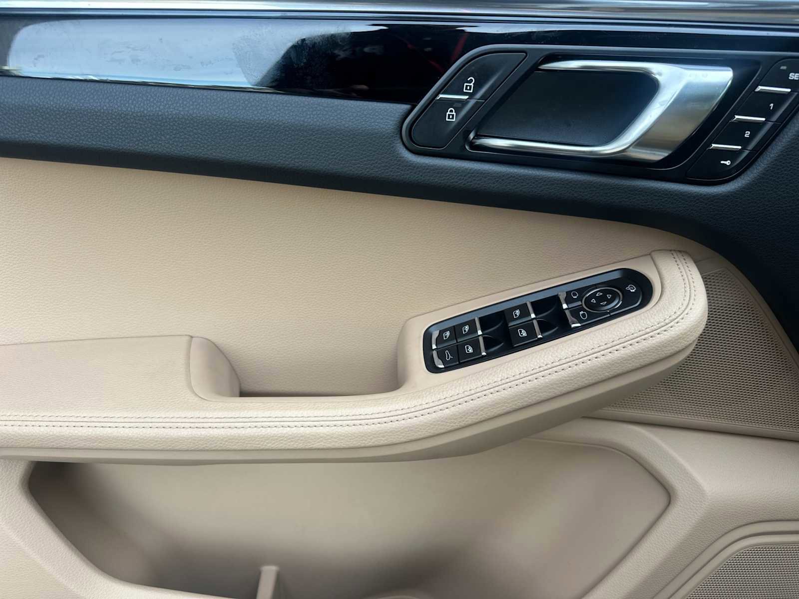 Certified 2025 Porsche Macan S image 12