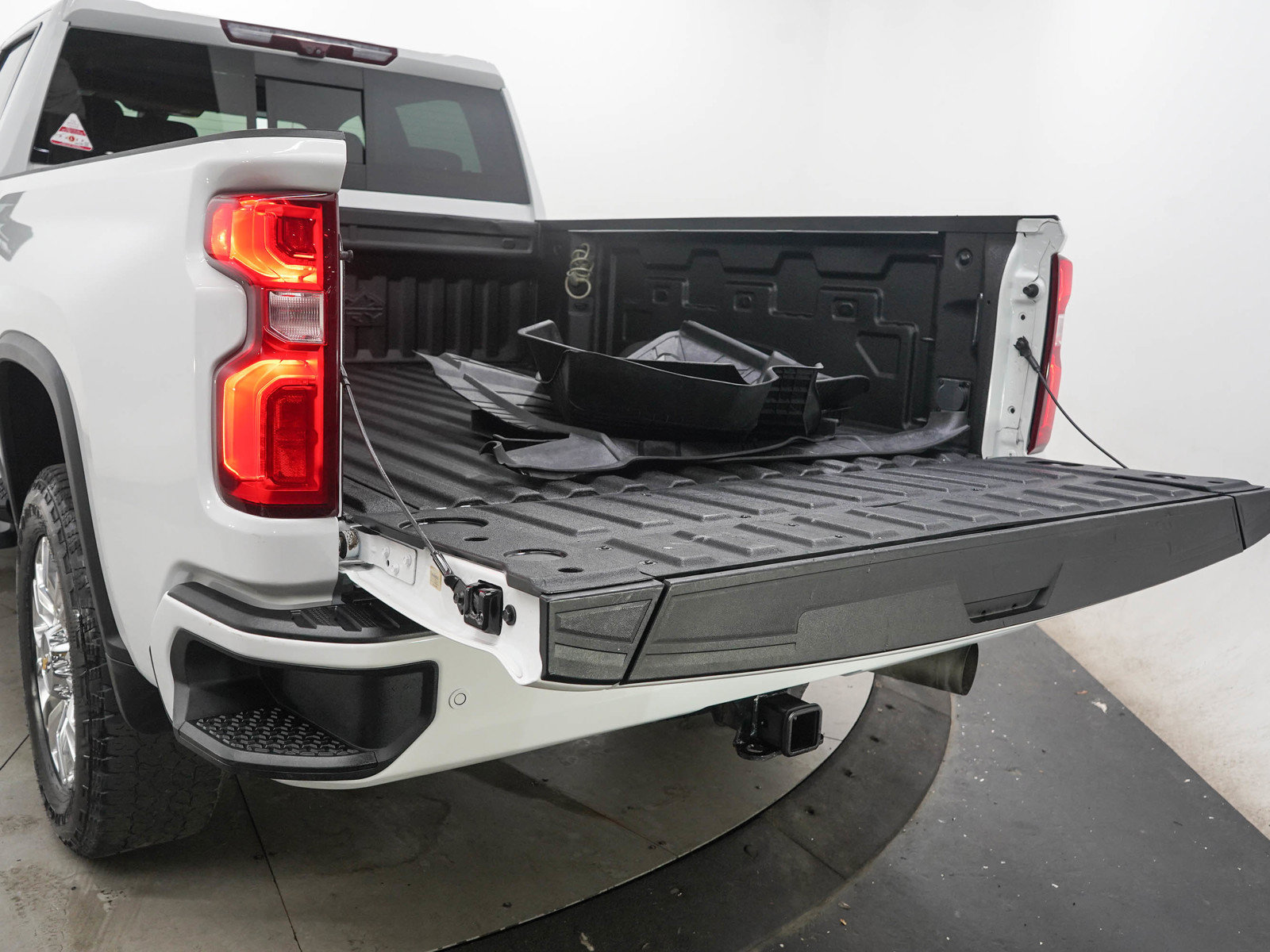 Used 2022 Chevrolet Silverado 2500 High Country w/ Technology Package AWD/4WD image 9