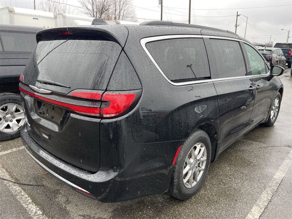 Used 2022 Chrysler Pacifica Touring image 9