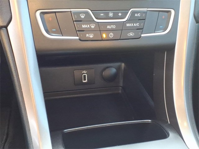 Used 2017 Ford Fusion SE w/ Fusion SE Technology Package image 8