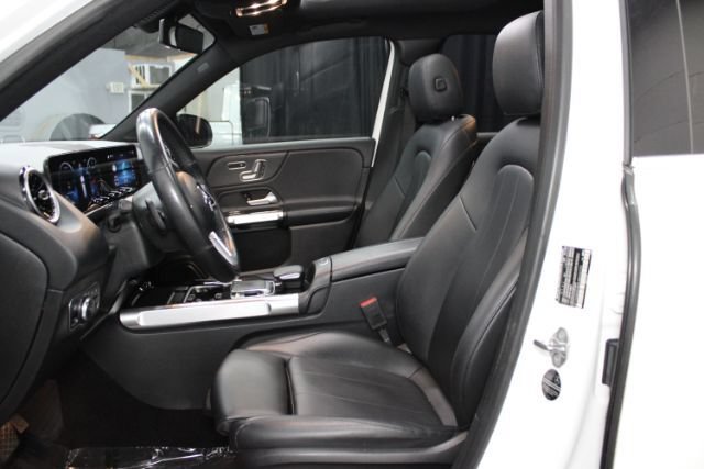 Used 2020 Mercedes-Benz GLB 250 4MATIC w/ Premium Package image 15