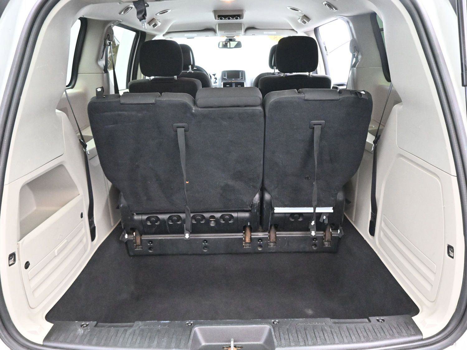 Used 2018 Dodge Grand Caravan SE w/ UConnect Hands-Free Group image 9