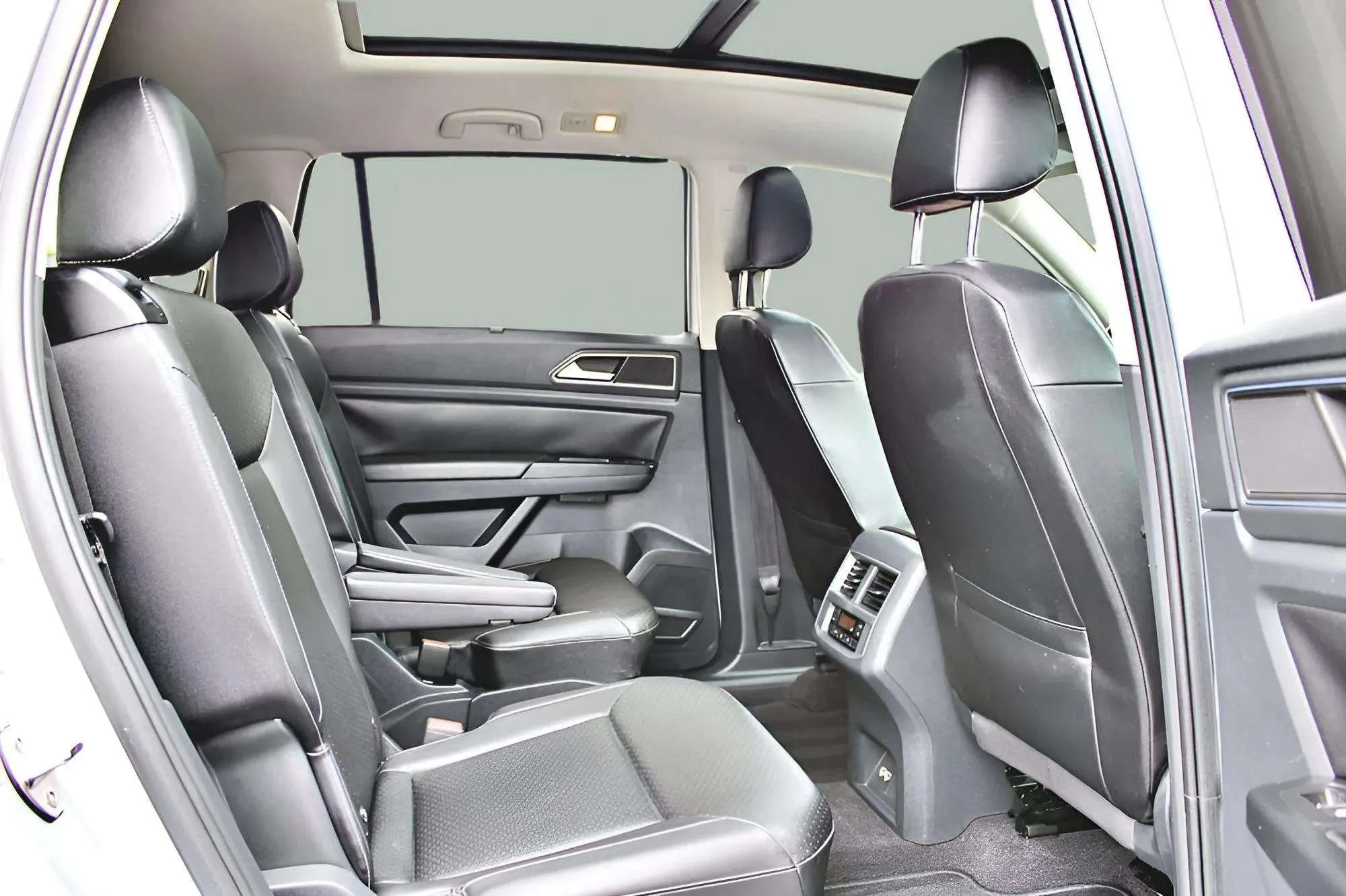 Used 2019 Volkswagen Atlas SEL FWD image 32
