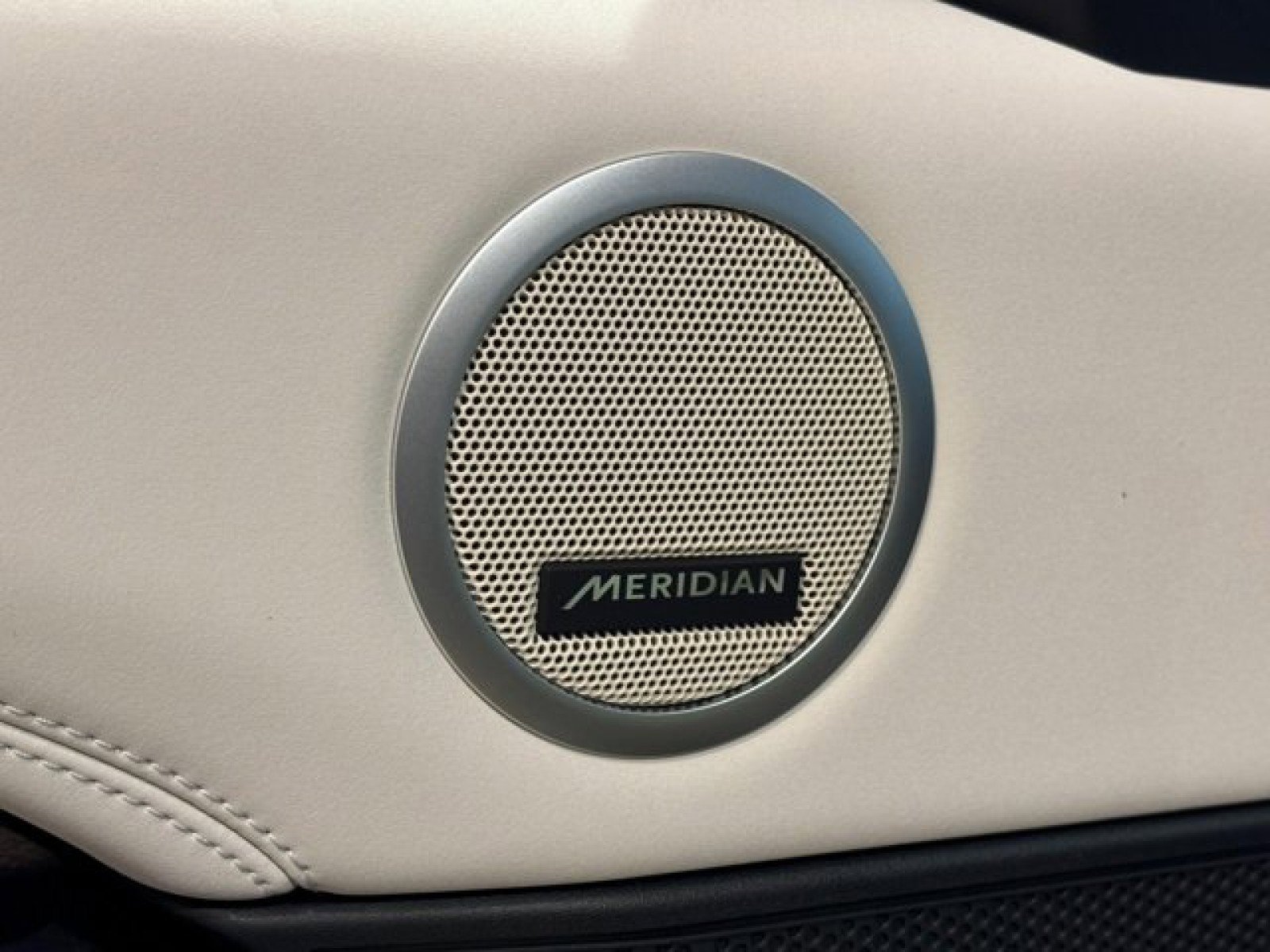 Certified 2024 Land Rover Discovery S image 12