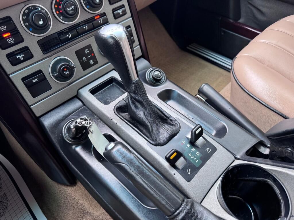 Used 2004 Land Rover Range Rover HSE image 16