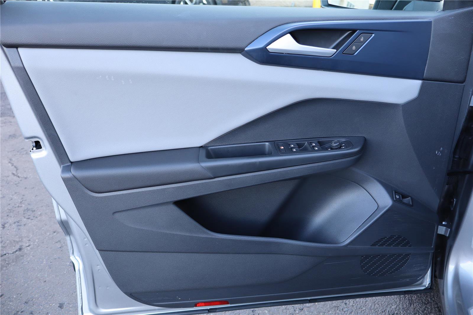 Certified 2023 Volkswagen Taos SE w/ Panoramic Sunroof Package image 12