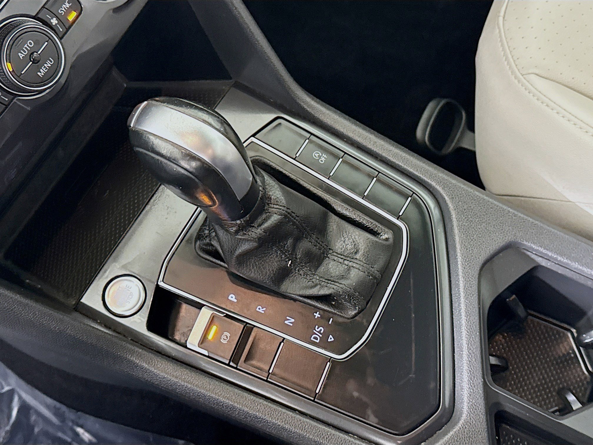 Used 2020 Volkswagen Tiguan SE image 20