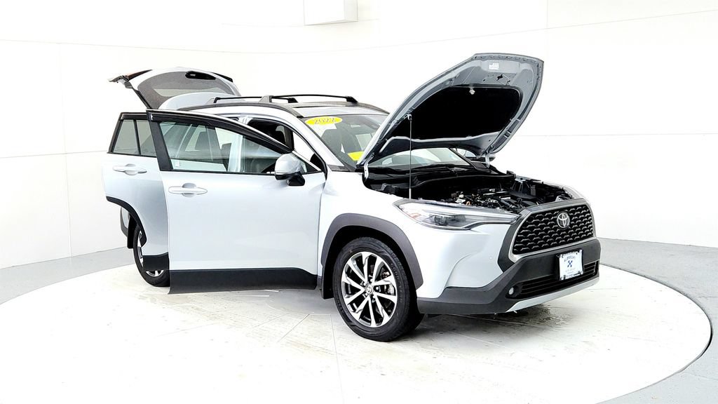Used 2022 Toyota Corolla Cross XLE w/ Convenience Package AWD/4WD image 12