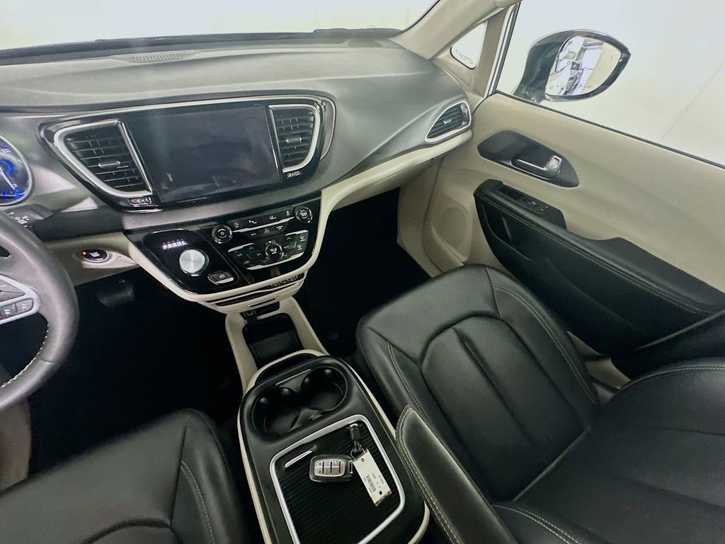 Used 2024 Chrysler Pacifica Touring-L image 11