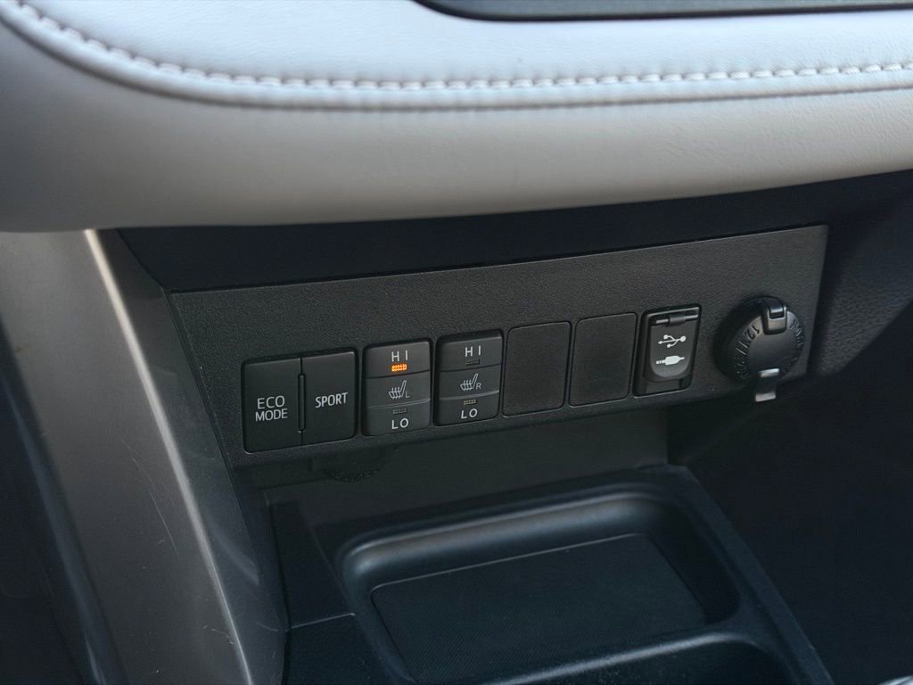 Used 2016 Toyota RAV4 Limited image 32