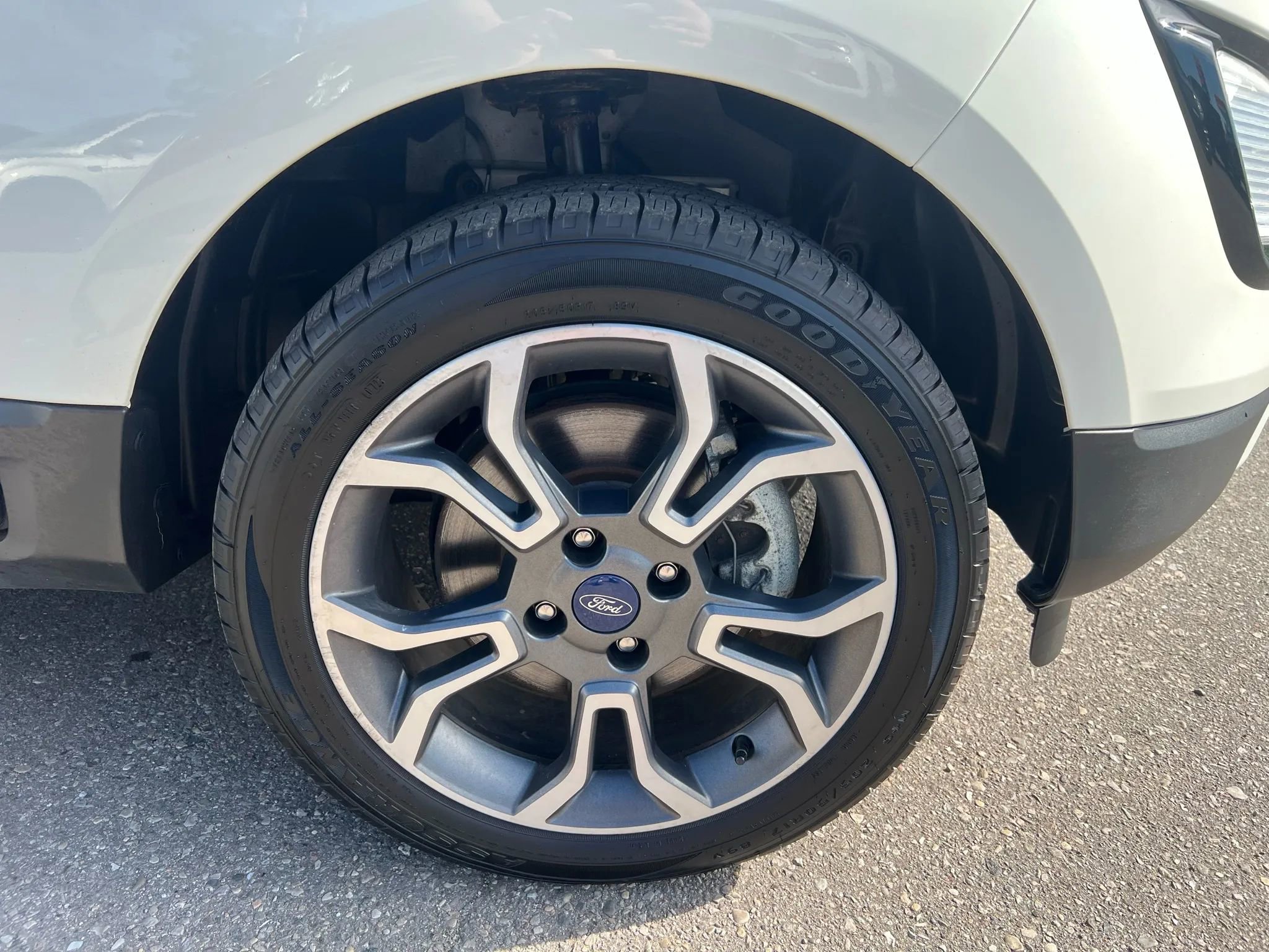 Used 2020 Ford EcoSport SES w/ SES Black Appearance Package image 13