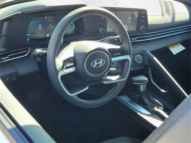 Certified 2025 Hyundai Elantra SE image 3