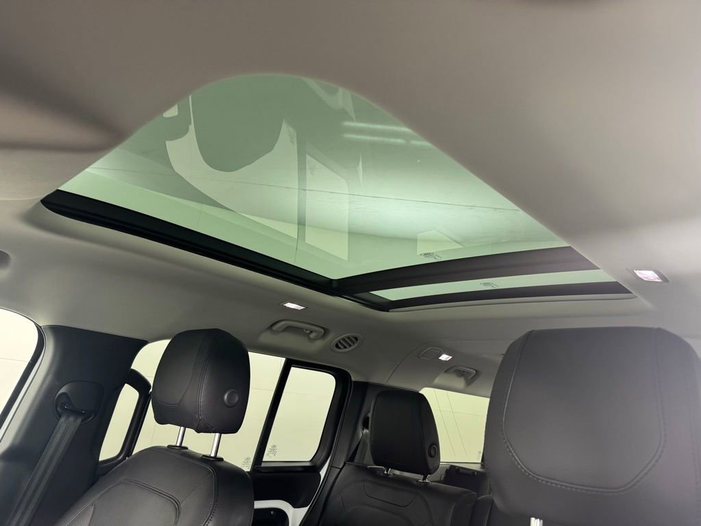 Used 2023 Land Rover Defender 130 SE image 19