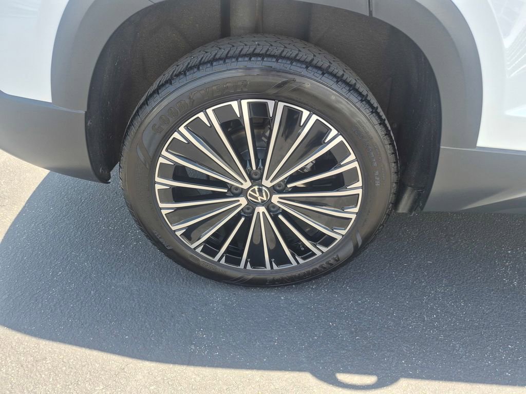 Used 2025 Volkswagen Taos SE FWD image 9