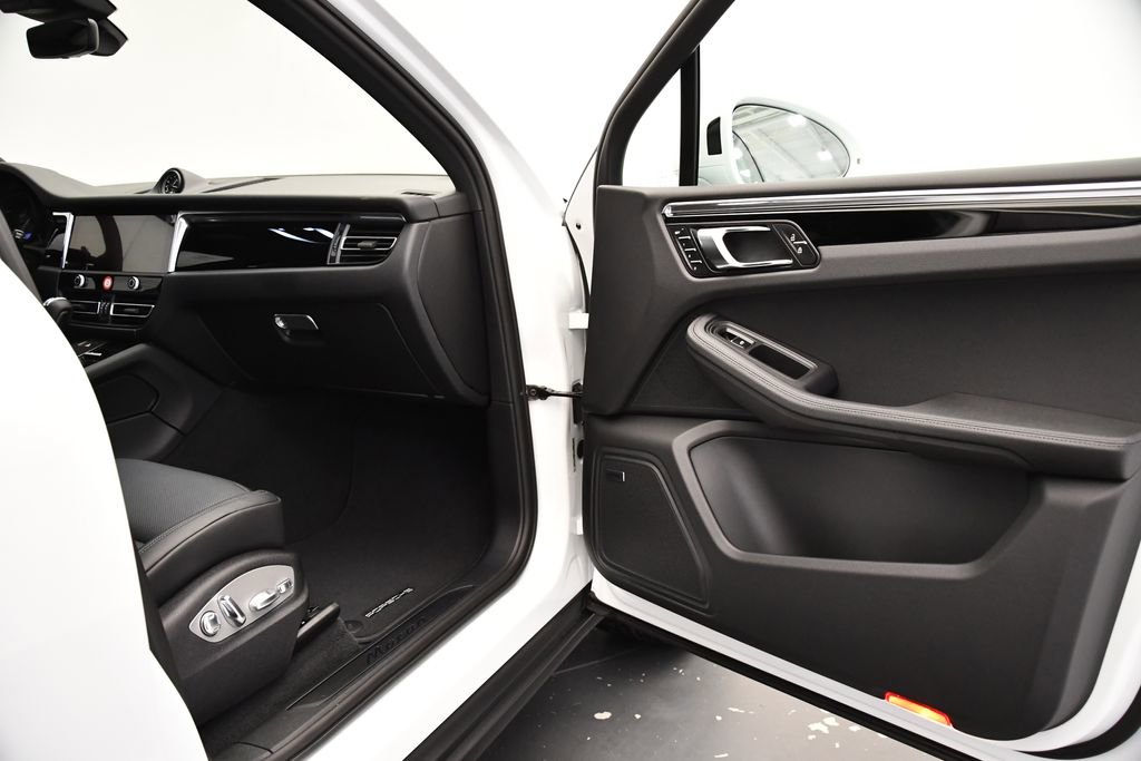 Used 2025 Porsche Macan image 44