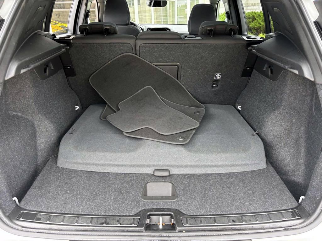 Used 2025 Volvo XC40 B5 Core image 9