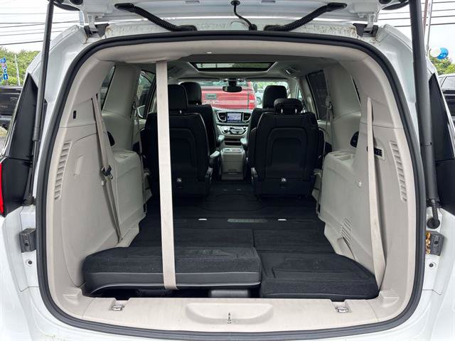 Used 2018 Chrysler Pacifica Limited FWD image 15