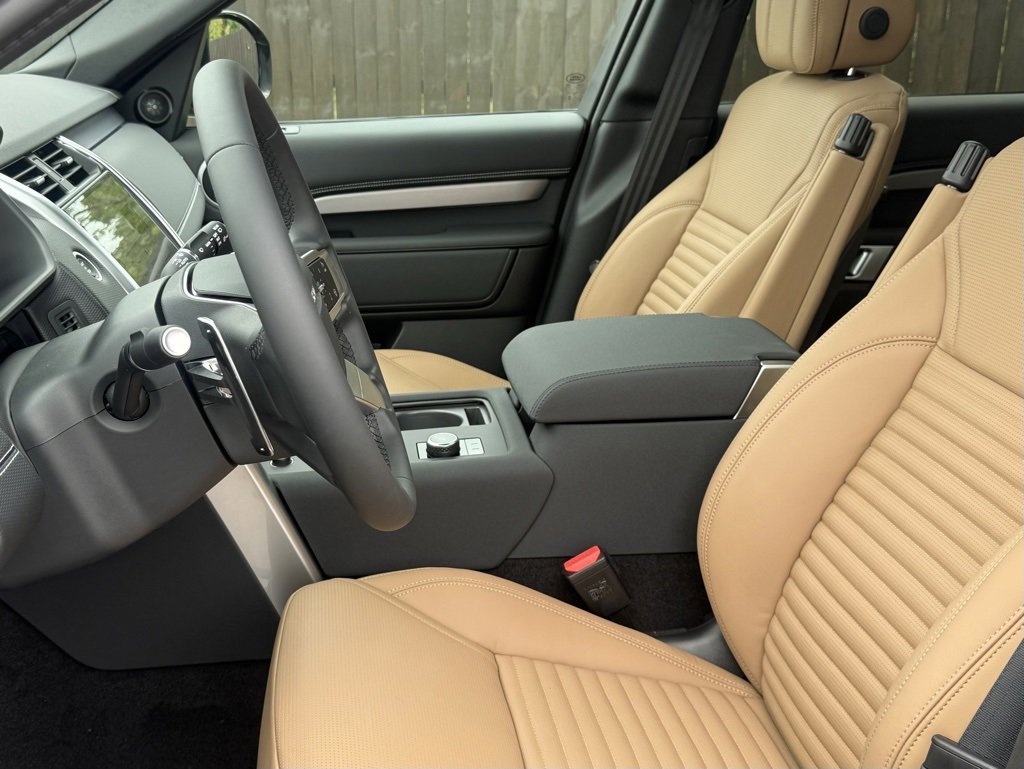 New 2025 Land Rover Discovery Dynamic SE image 11