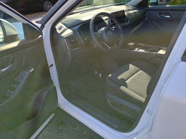 Used 2024 Nissan Rogue SV image 24