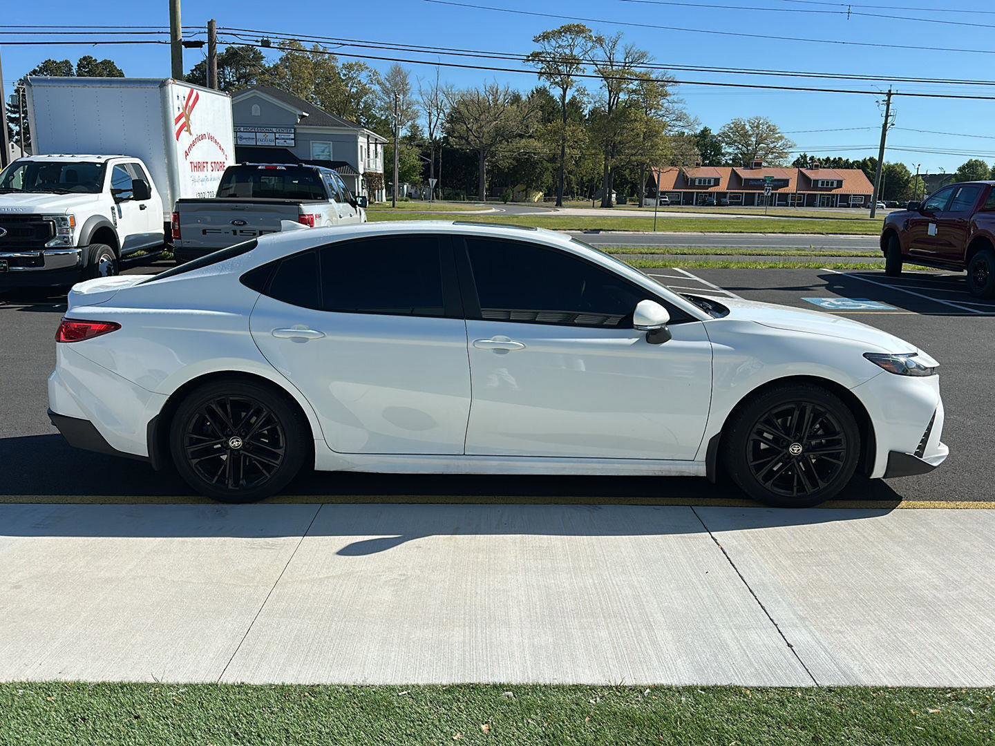 Used 2025 Toyota Camry SE w/ Convenience Package FWD image 4