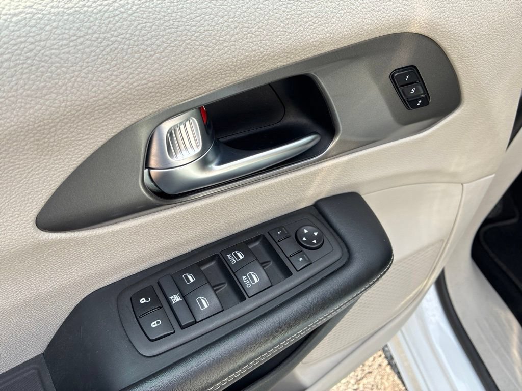 Used 2024 Chrysler Pacifica Touring-L FWD image 33