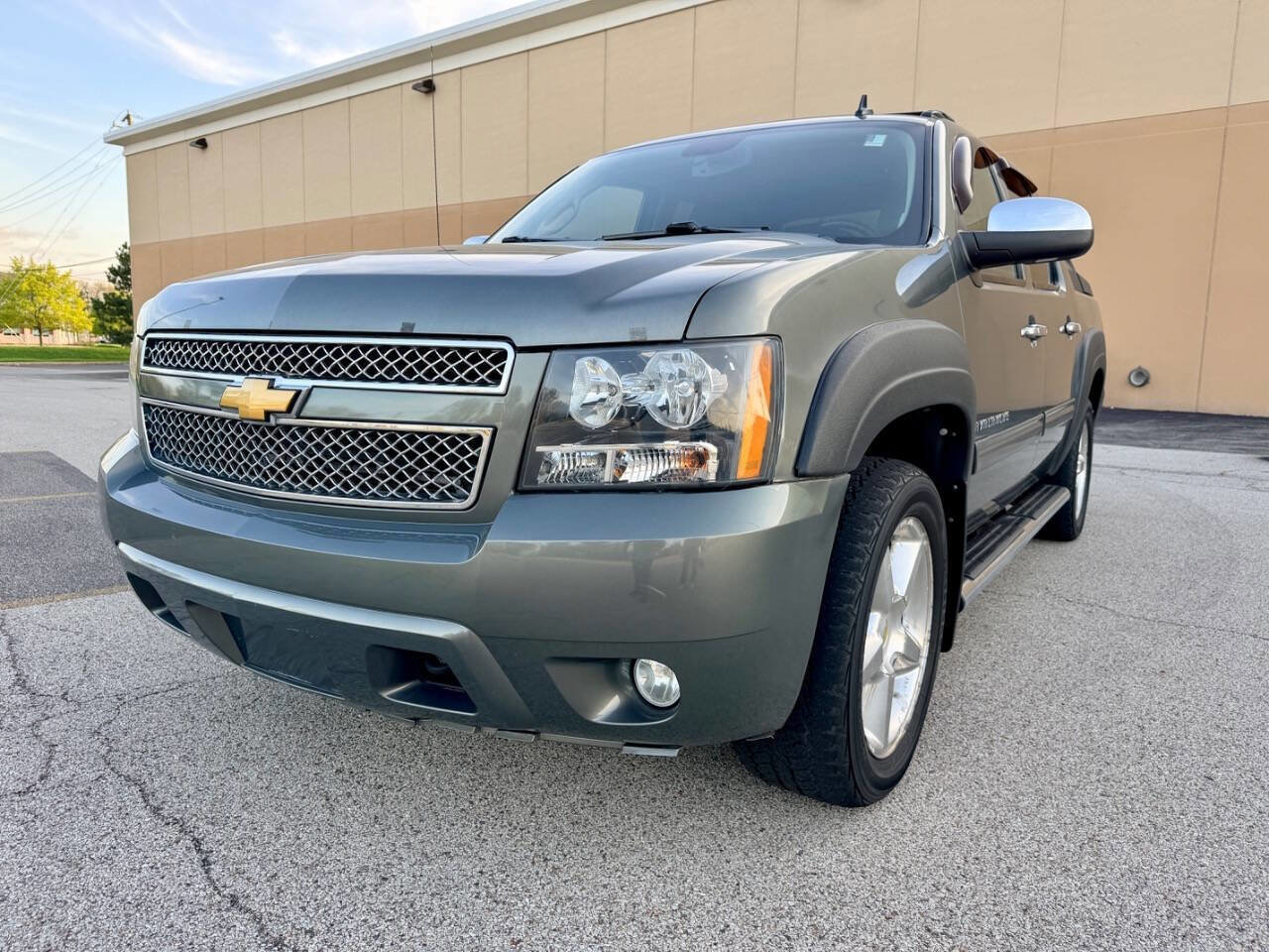 Used 2011 Chevrolet Avalanche LS w/ Regional Value Package AWD/4WD image 8
