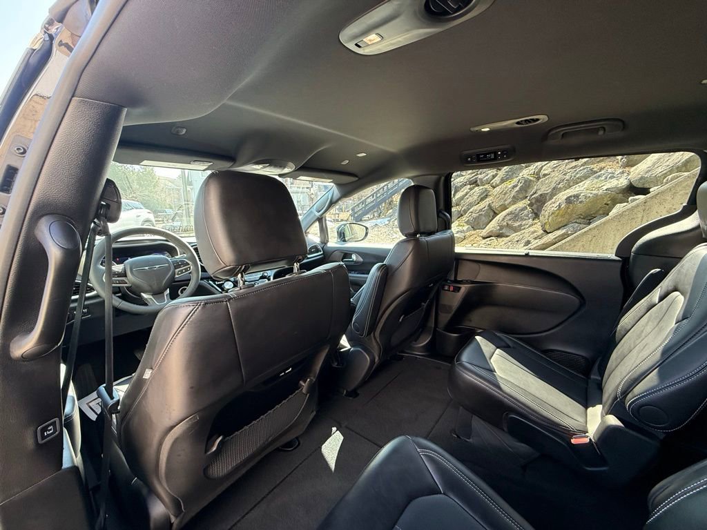 Used 2026 Chrysler Pacifica Select image 17
