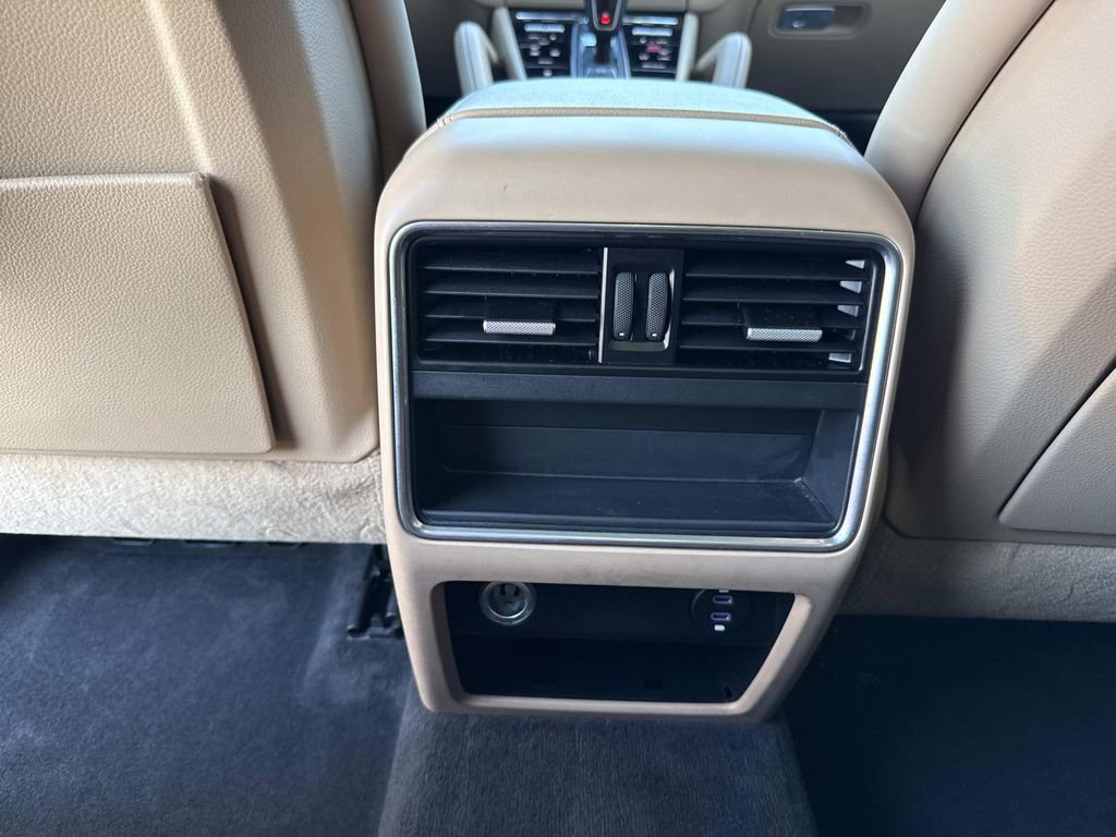 Used 2022 Porsche Cayenne Platinum Edition image 17