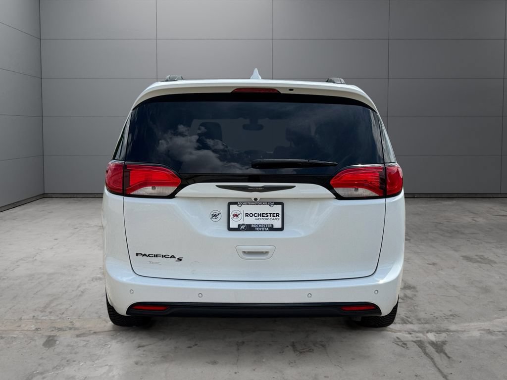 Used 2018 Chrysler Pacifica Touring-L Plus w/ S Appearance Package FWD image 4