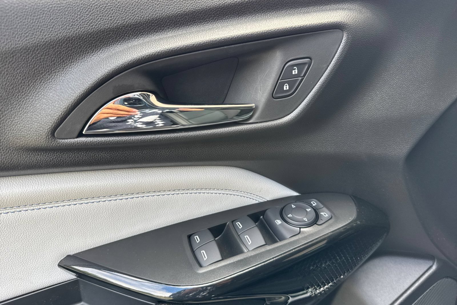 Used 2026 Chevrolet Trax LT w/ Midnight Edition FWD image 12