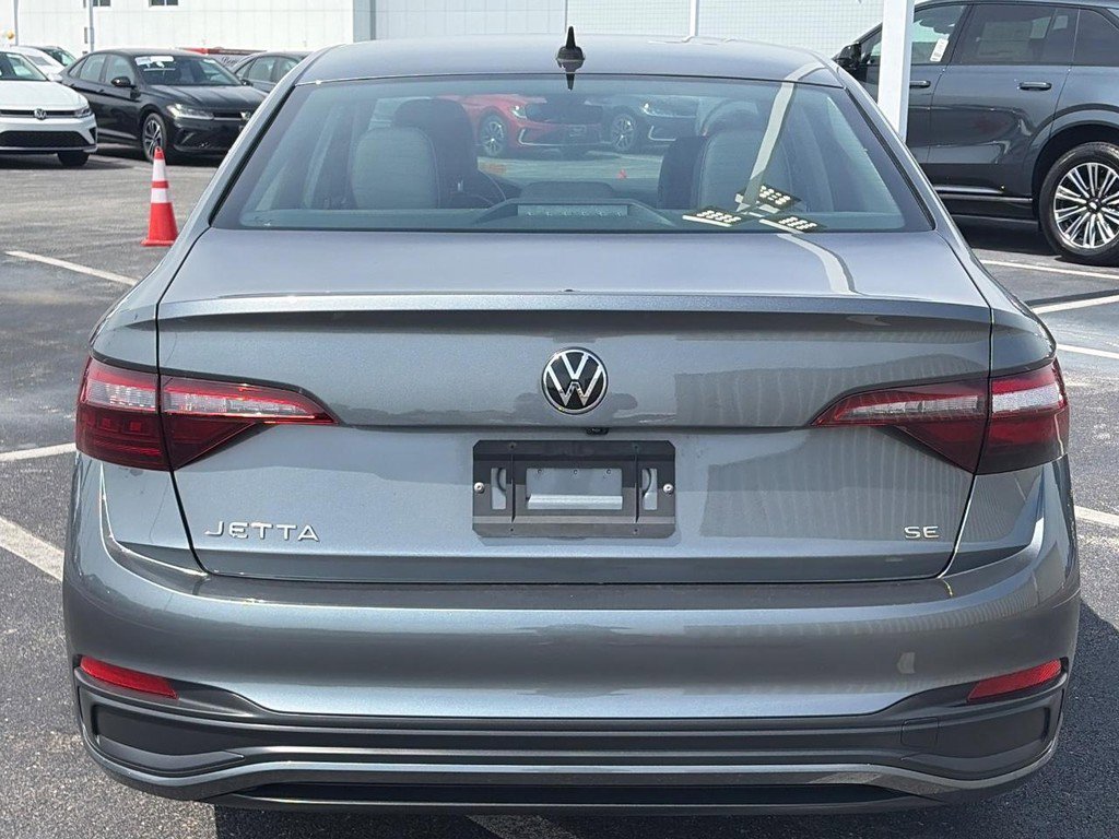 Used 2024 Volkswagen Jetta SE FWD image 3