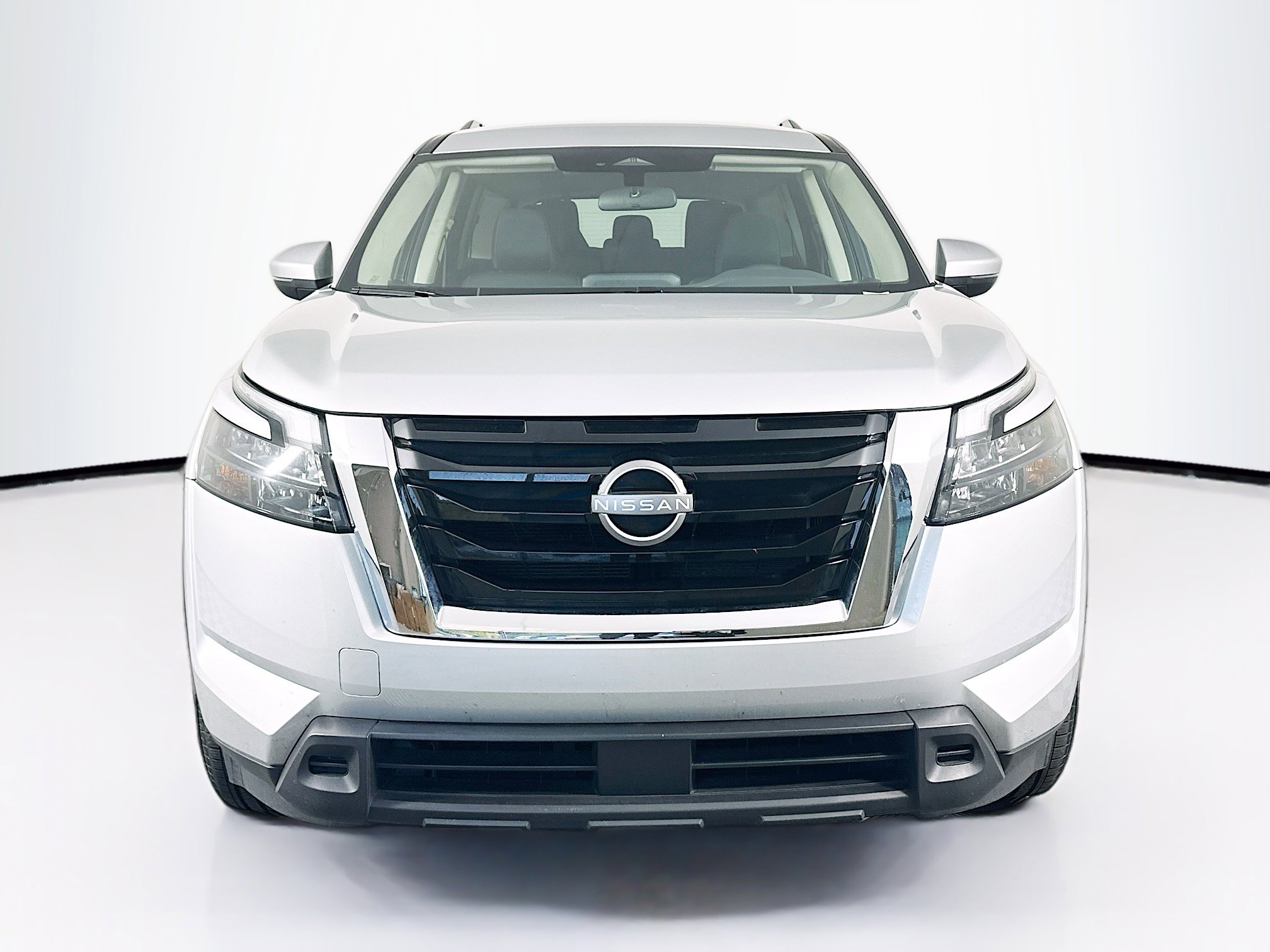 Used 2025 Nissan Pathfinder SV image 2