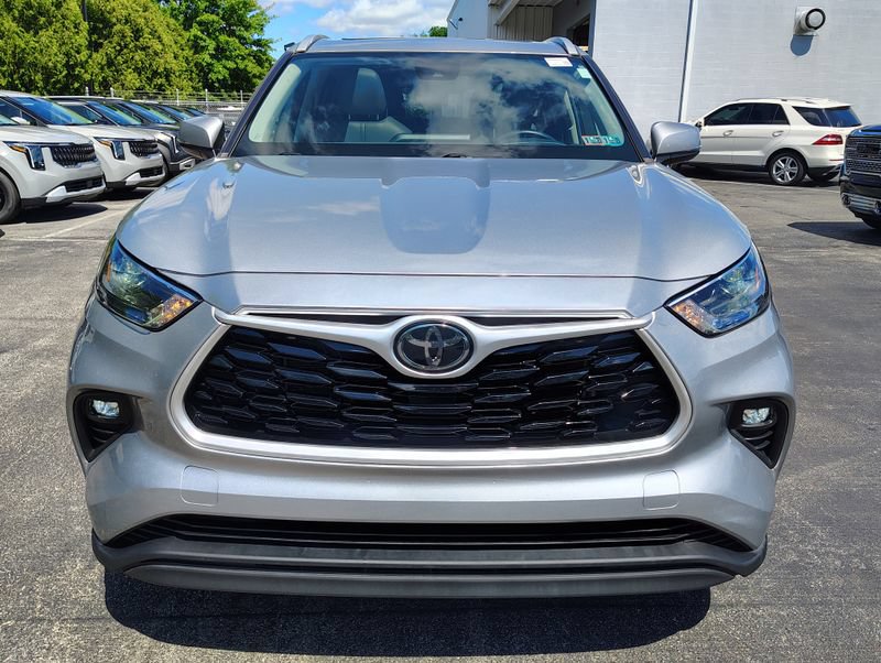 Used 2022 Toyota Highlander XLE AWD/4WD image 2