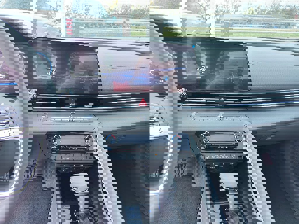 New 2025 Hyundai Elantra SEL image 18