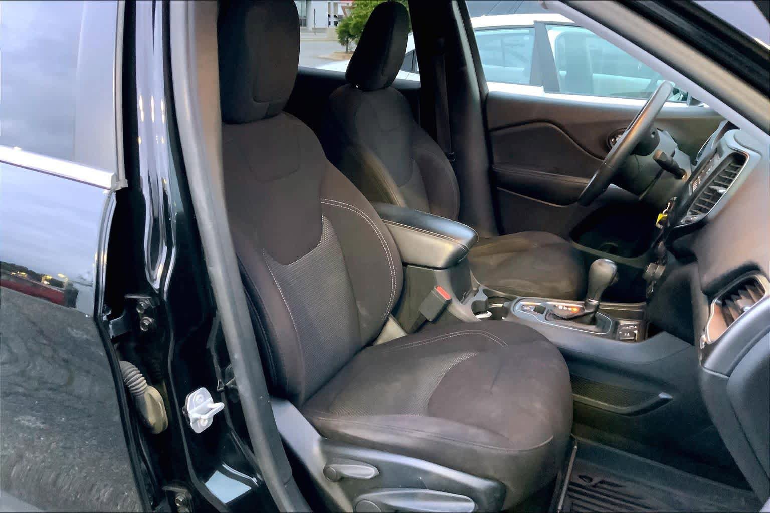 Used 2019 Jeep Cherokee Latitude w/ Popular Appearance Group FWD image 9