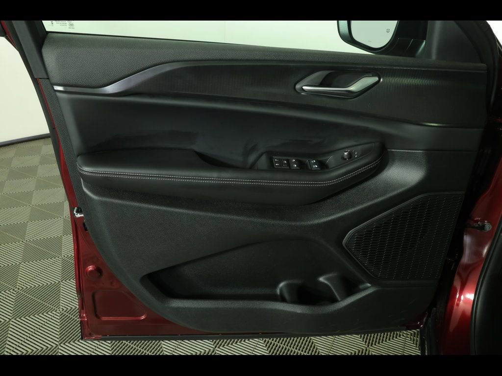 Used 2025 Jeep Grand Cherokee Laredo w/ Luxury Tech Group I image 23