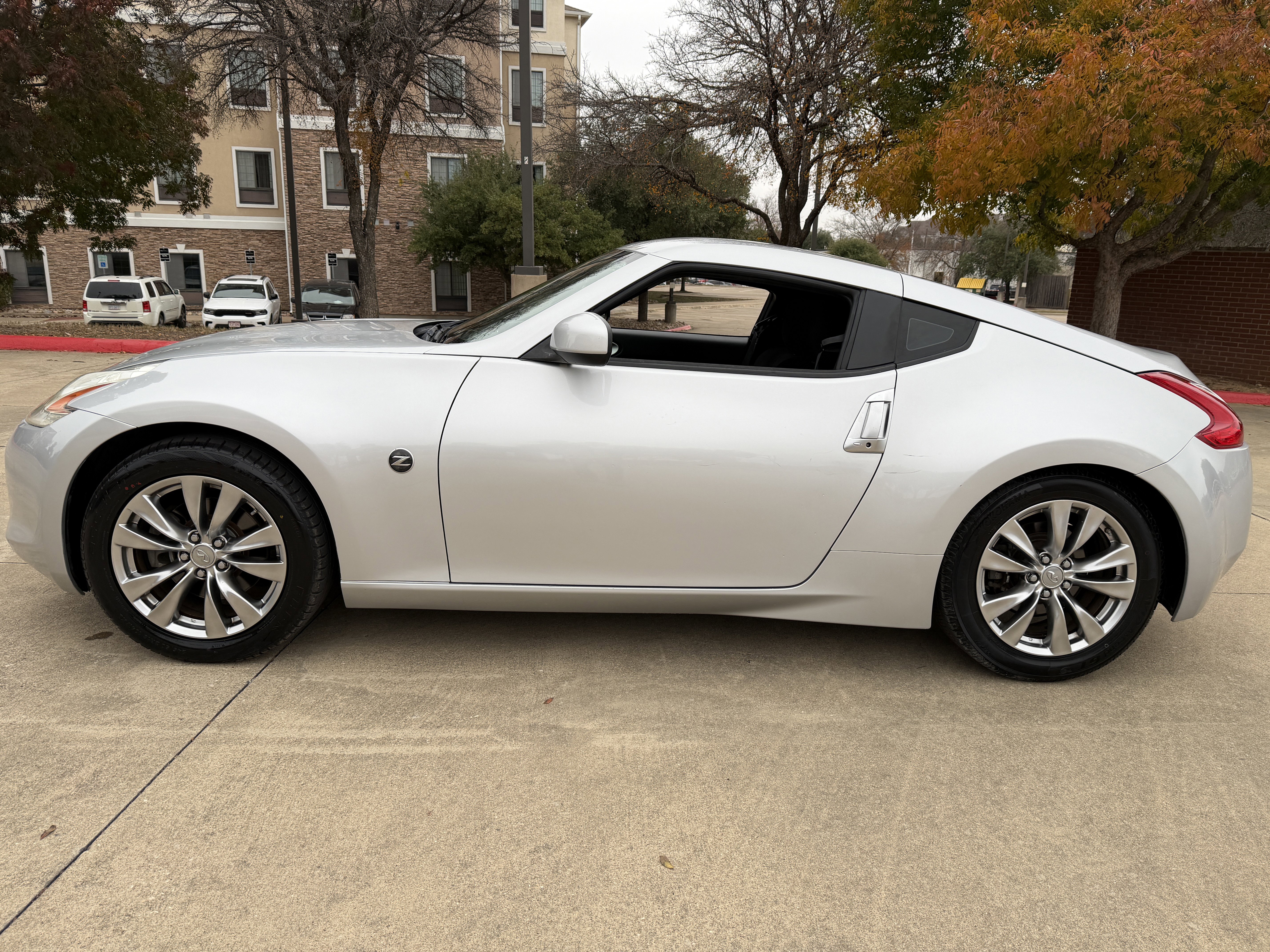 Used 2011 Nissan 370Z Coupe image 7