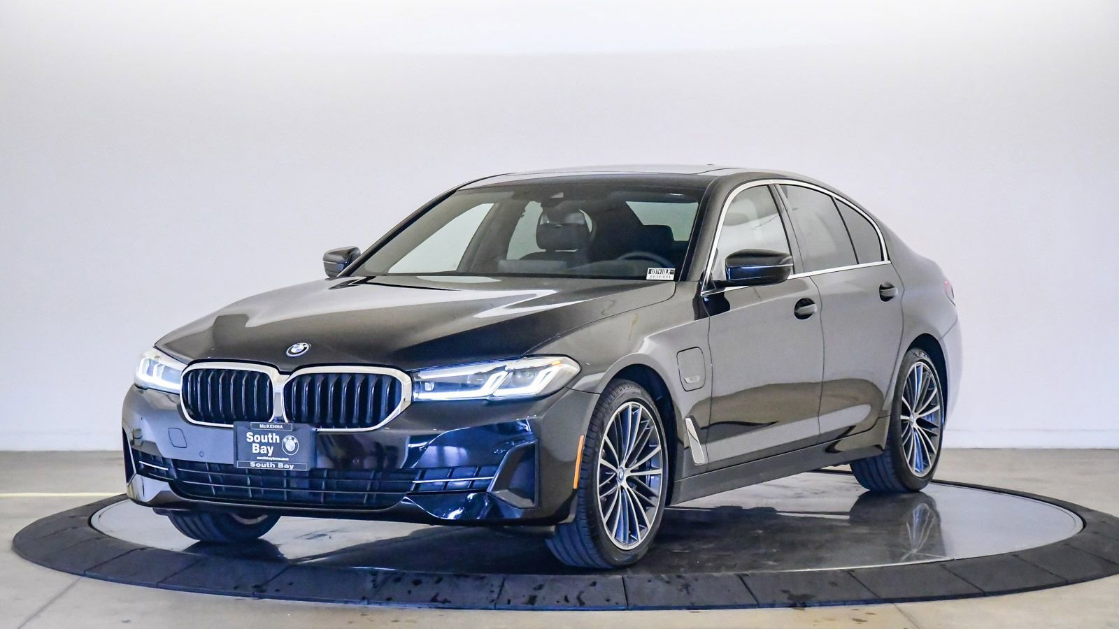 Certified 2023 BMW 530e w/ Premium Package image 1
