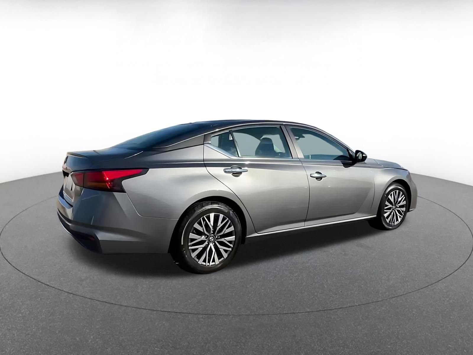 Used 2025 Nissan Altima 2.5 SV image 14