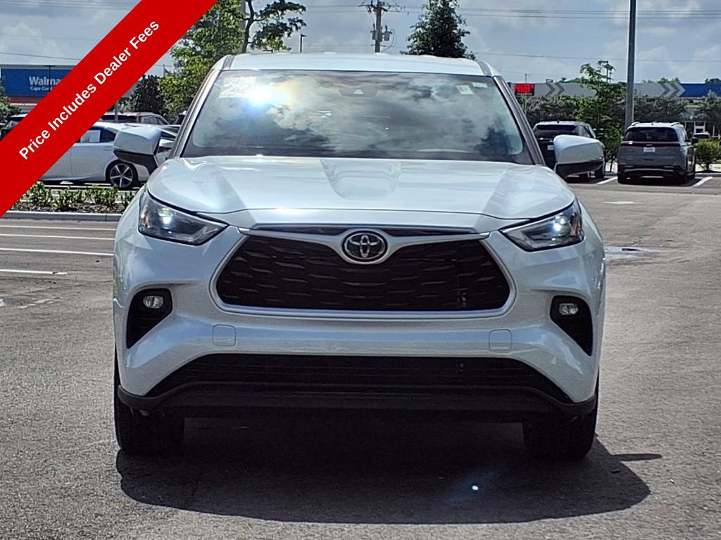 Used 2022 Toyota Highlander LE FWD image 2