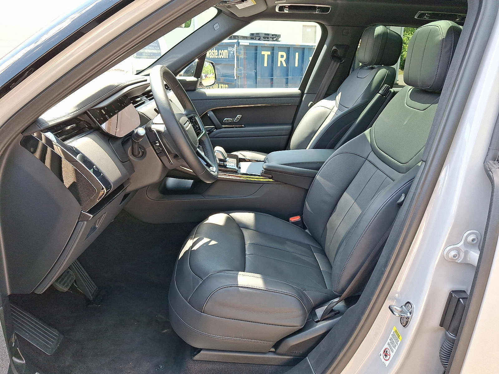 Used 2025 Land Rover Range Rover Sport SE image 14