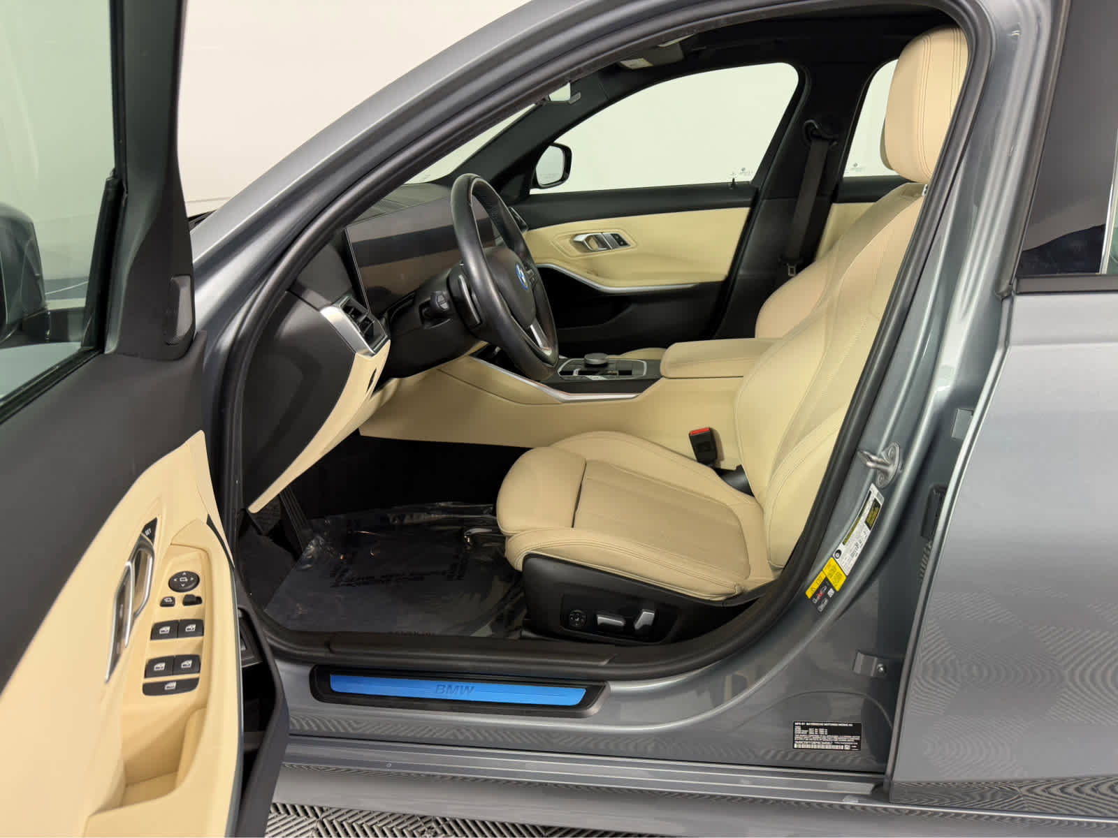 Used 2023 BMW 330e w/ Convenience Package image 9