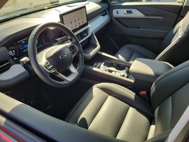 Used 2025 Ford Explorer Active RWD image 3