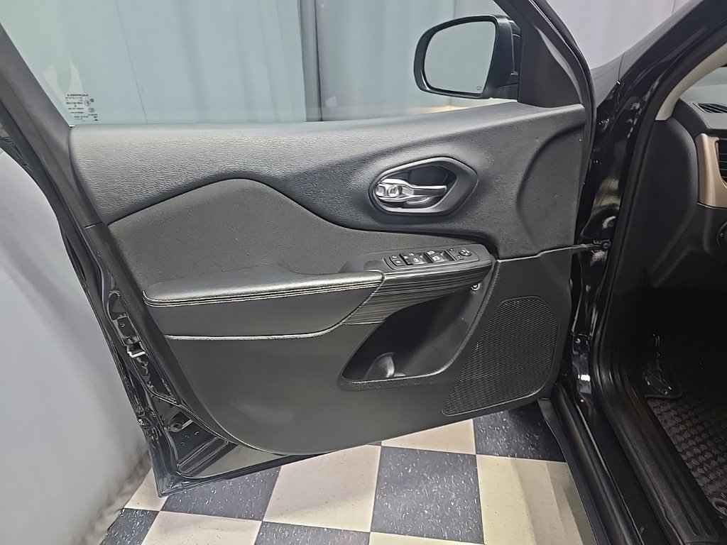 Used 2016 Jeep Cherokee Latitude w/ Cold Weather Group image 16