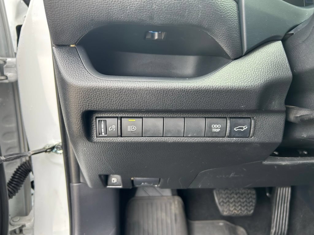 Used 2025 Toyota RAV4 XSE AWD/4WD image 25